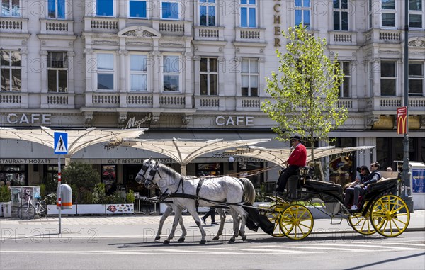 Fiaker and street traffic at St Peter's Square