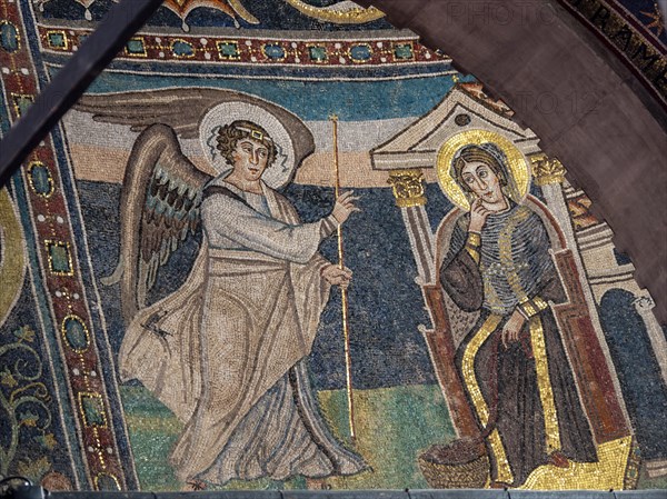 An angel raises his hand as a sign of the Annunciation