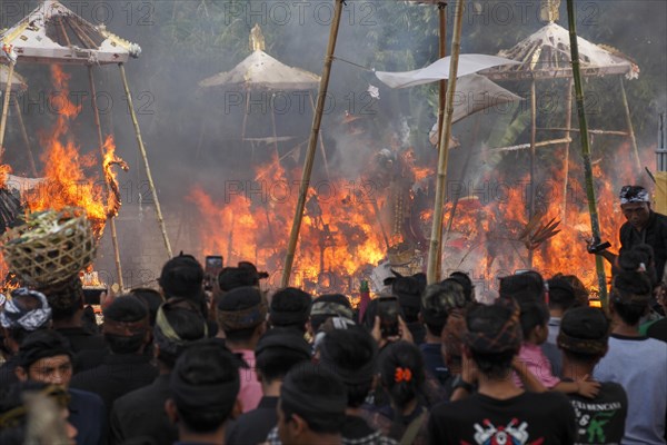 The sarcophagi containing the bones or bodies of the deceased are burnt during the cremation ceremony