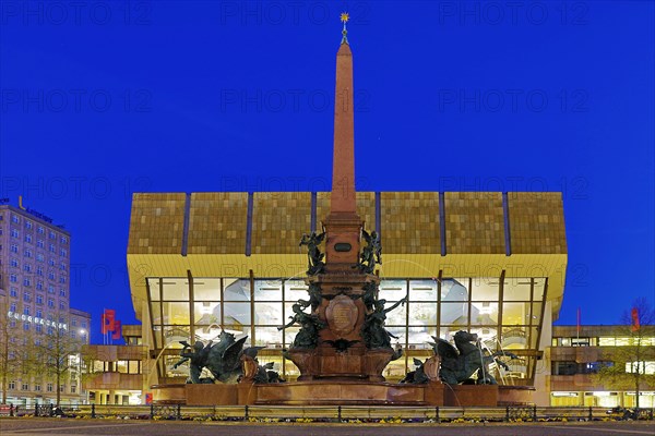 Mendebrunnen and Gewandhaus in the evening