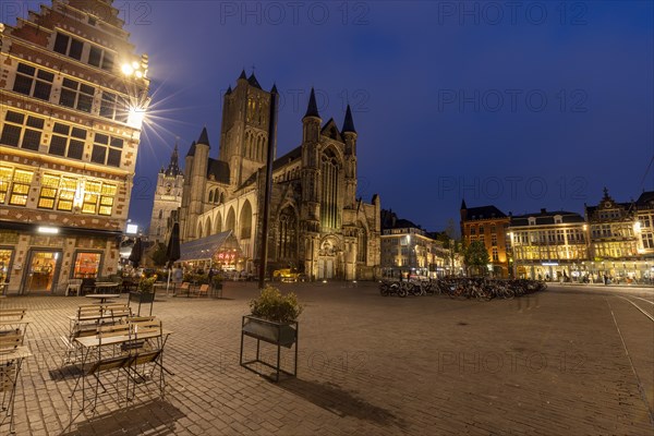 Sint-Niklaaskerk and Korenmarkt