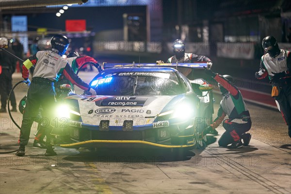 Nightly pit stop at the 24-hour race at the Nürburgring race track Nürburg