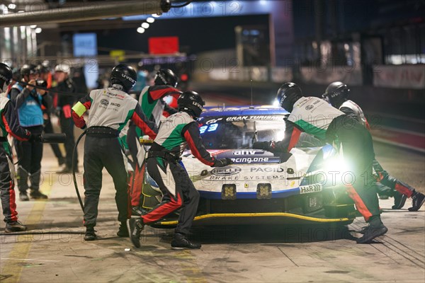 Nightly pit stop at the 24-hour race at the Nürburgring race track Nürburg