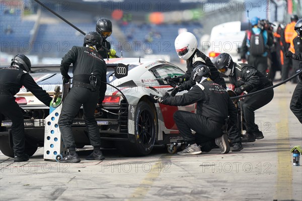 Nightly pit stop at the 24-hour race at the Nürburgring race track Nürburg