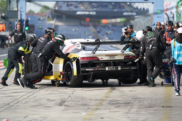 Nightly pit stop at the 24-hour race at the Nürburgring race track Nürburg