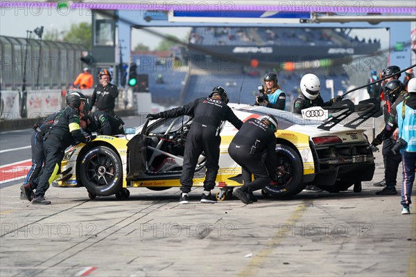 Nightly pit stop at the 24-hour race at the Nürburgring race track Nürburg