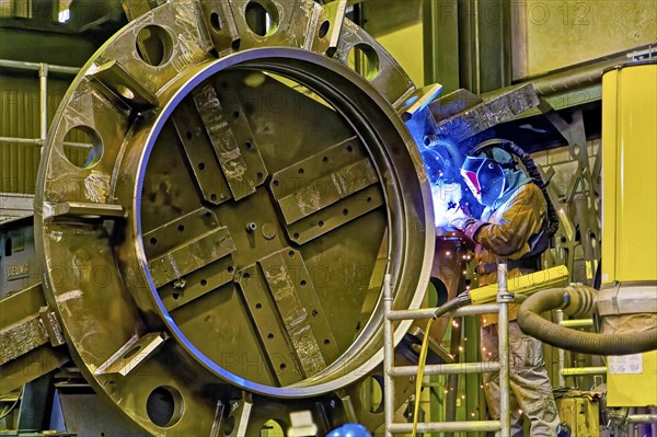 Welding work on a tunnel boring machine