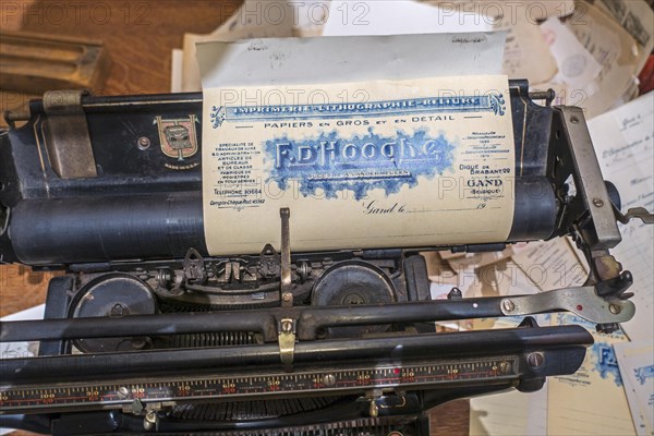 Vintage early 20th century American Underwood Standard Typewriter with wide carriage and old 1920s documents on antique office desk