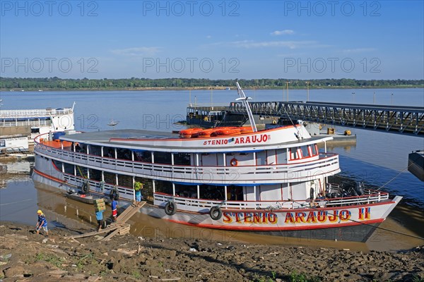 Loading bananas on the Stenio Araújo II