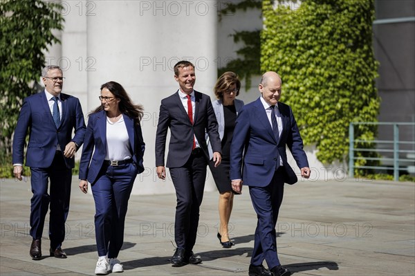 (l.t.r.) Jörg Dittrich, President of the German Confederation of Skilled Crafts, Yasmin Fahimi, Chairwoman of the German Trade Union Confederation, Kai Niebert, President of Deutscher Naturschutzring, Marie Luise Wolf, President of the German Association of Energy and Water Industries, and Olaf Scholz (SPD), Federal Chancellor, taken during a press statement after the Alliance for Transformation meeting in Berlin, 02.06.2023., Berlin, Germany, Europe