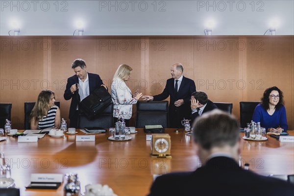 (L-R) Katja Keul (Bündnis 90 Die Grünen), Minister of State for International Cultural Policy at the Federal Foreign Office, Robert Habeck (Bündnis 90 Die Grünen), Federal Minister for Economic Affairs and Climate Protection and Vice Chancellor, Nancy Faeser (SPD), Federal Minister of the Interior and Home Affairs, Olaf Scholz (SPD), Federal Chancellor, Wolfgang Schmidt (SPD), Head of the Federal Chancellery, and Sarah Ryglewski (SPD), Minister of State for Federal and State Affairs, taken in front of the weekly meeting of the Cabinet in Berlin