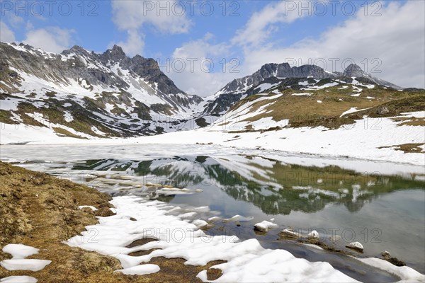 Frozen Zaunersee in Riedingtal nature park Park