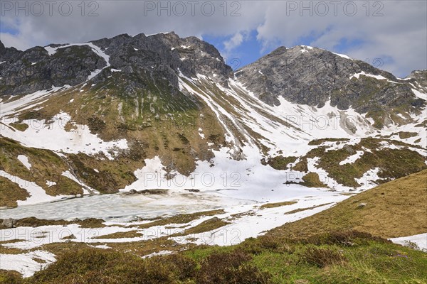 Frozen Zaunersee in Riedingtal Nature Park