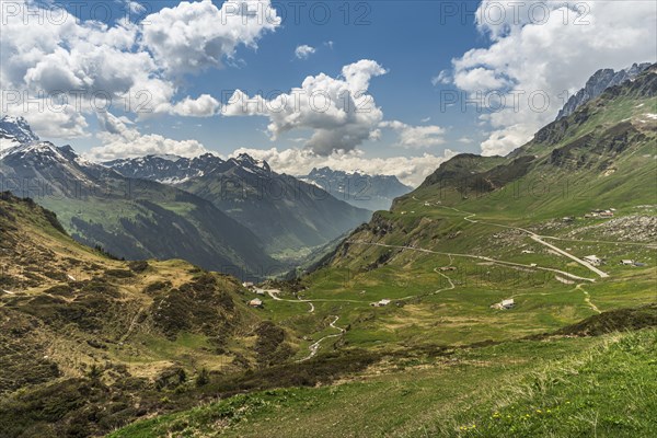 Mountain panorama on the Klausen Pass