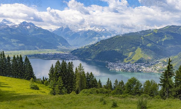 Panorama with Lake Zell with Zell am See and the Kitzsteinhorn in Pinzgau