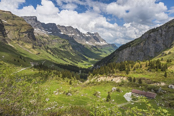 Mountain panorama on the Klausen Pass