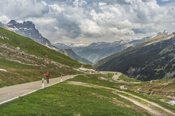 Cyclist on the Klausen Pass road