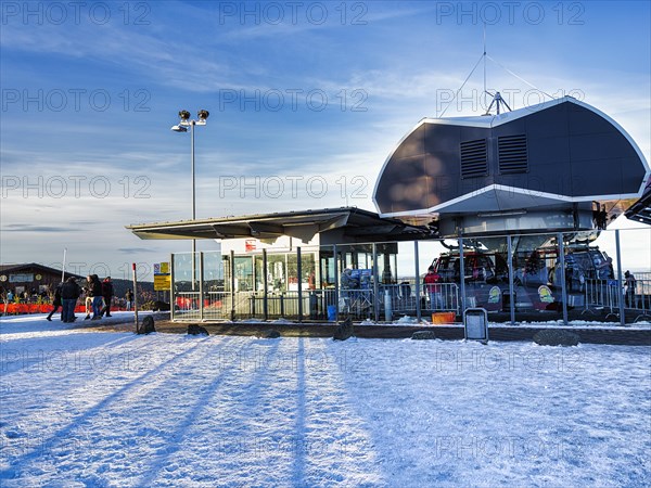 Visitors next to the top station of the cable car on the Ettelsberg in winter