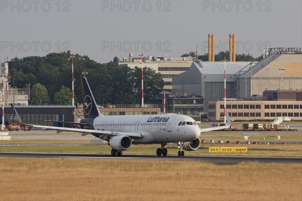 Passenger aircraft Airbus A 320-214 Greifswald of the airline Lufthansa taking off at Hamburg Airport