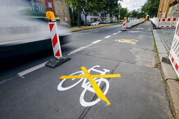 The pictogram for a new cycle path in Ollenhauerstrasse in Berlin Reinickendorf has been crossed with a yellow marking. The new transport administration in Berlin has stopped several cycle path projects in Berlin. The cycle path in Ollenhauerstrasse was only opened to traffic on 14.06.23. Berlin