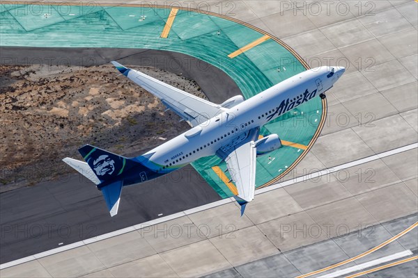 An Alaska Airlines Boeing 737-800 aircraft with registration number N566AS at Los Angeles Airport