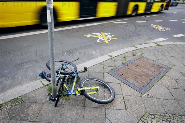 The pictogram for a cycle path in Ollenhauerstrasse in Berlin Reinickendorf has been crossed with a yellow marking. The new transport administration in Berlin has stopped several cycle path projects in Berlin. Berlin