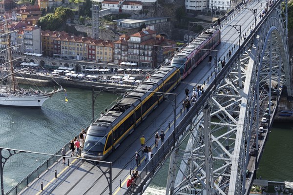 Metro and pedestrians on the Ponte D. Luis I