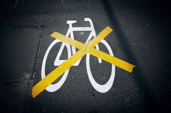 The pictogram for a cycle path in Ollenhauerstrasse in Berlin Reinickendorf has been crossed with a yellow marking. The new transport administration in Berlin has stopped several cycle path projects in Berlin. Berlin