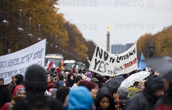 Demonstrators protest against the reform of the infection protection law