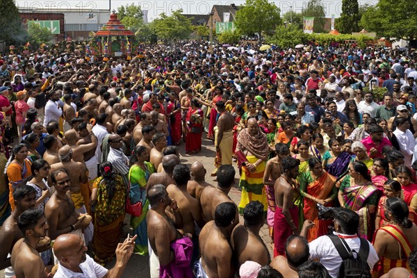 Very many Hindus on the main festival day at the temple festival at the Hindu temple Sri Kamadchi Ampal