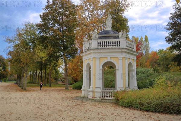 Fountain temple in Wilhelmsbad State Park during autumn