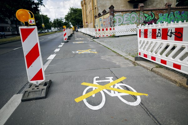 The pictogram for a new cycle path in Ollenhauerstrasse in Berlin Reinickendorf has been crossed with a yellow marking. The new transport administration in Berlin has stopped several cycle path projects in Berlin. The cycle path in Ollenhauerstrasse was only opened to traffic on 14.06.23. Berlin