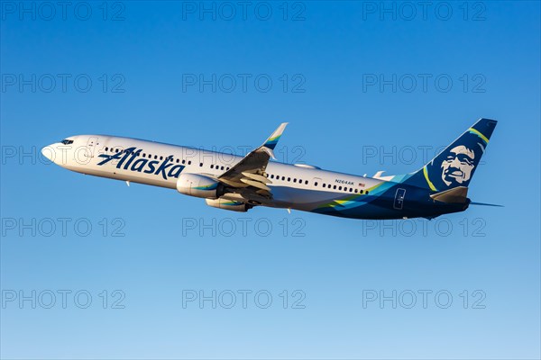 A Boeing 737-900ER aircraft of Alaska Airlines with registration number N264AK at Los Angeles Airport