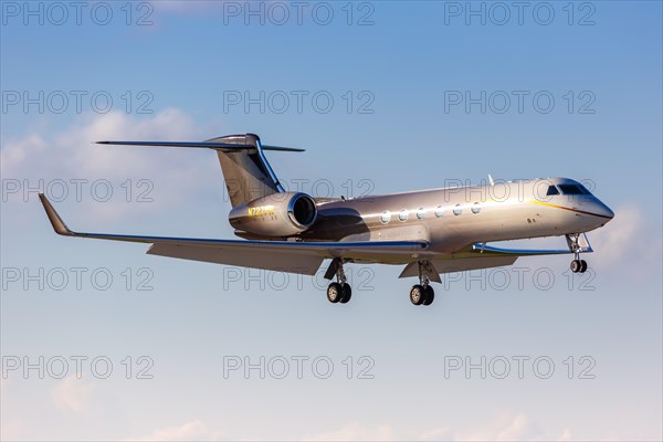 A Gulfstream Aerospace G-V Corporate Wings aircraft with registration N727PR at Fort Lauderdale Airport