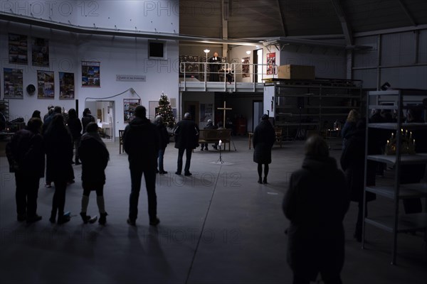 Christmas Eve service takes place under corona conditions in an assembly hall in Jaenkendorf