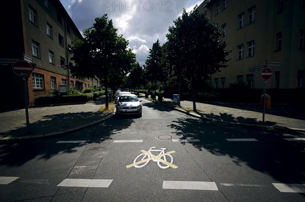 The pictogram for a cycle path in Ollenhauerstrasse in Berlin Reinickendorf has been crossed with a yellow marking. The new transport administration in Berlin has stopped several cycle path projects in Berlin. Berlin