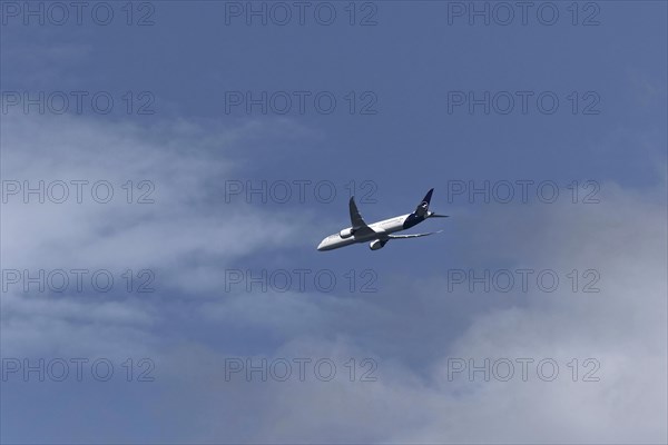 Passenger plane landing approach