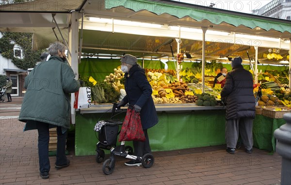 Weekly market in times of Corona in Hamburg Altona