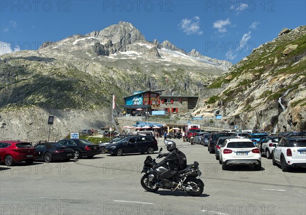 Busy car park at the entrance to the ice grotto in the Rhone glacier