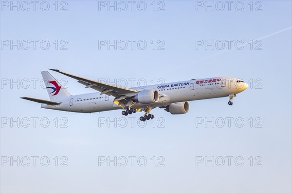 Boeing 777-300ER of the airline China Eastern on approach