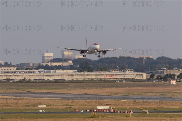 Passenger aircraft Airbus A320-214 of the airline easyJet landing at Hamburg Airport