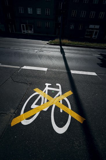 The pictogram for a cycle path in Ollenhauerstrasse in Berlin Reinickendorf has been crossed with a yellow marking. The new transport administration in Berlin has stopped several cycle path projects in Berlin. Berlin