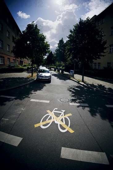 The pictogram for a cycle path in Ollenhauerstrasse in Berlin Reinickendorf has been crossed with a yellow marking. The new transport administration in Berlin has stopped several cycle path projects in Berlin. Berlin