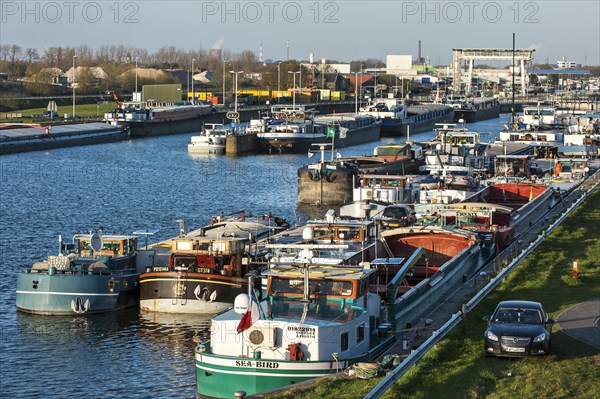 Inland navigation vessels