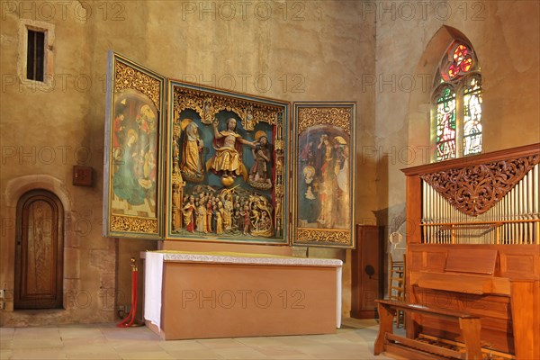 Folding altar and high altar with figures