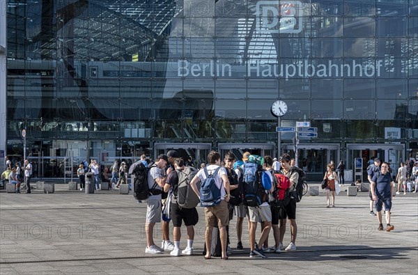 Travellers at Washingtonplatz in front of the main station