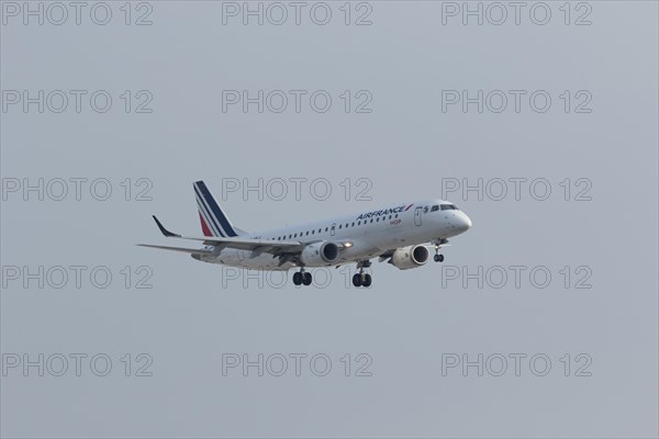 Passenger aircraft Embraer 190 of the airline Airfrance on approach to Hamburg Airport