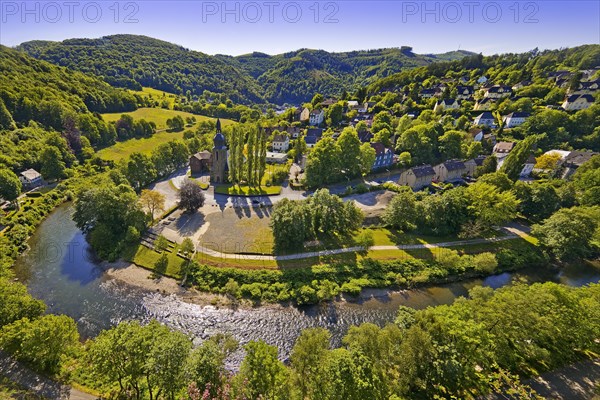 The Lenneschleife with the church of St. Josef in Nachrodt