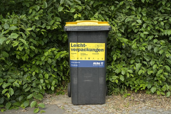Waste bin for light packaging