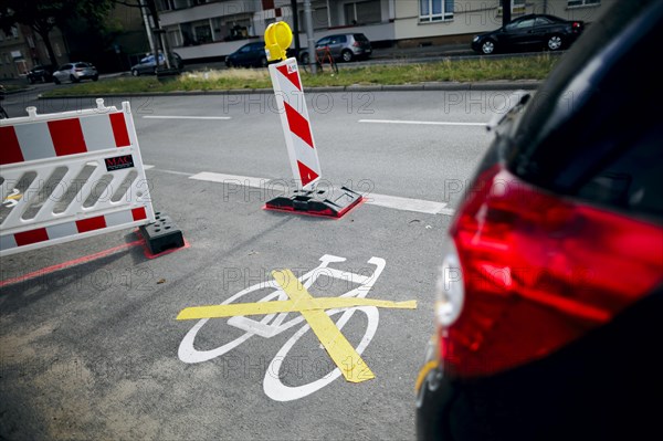 The pictogram for a new cycle path in Ollenhauerstrasse in Berlin Reinickendorf has been crossed with a yellow marking. The new transport administration in Berlin has stopped several cycle path projects in Berlin. The cycle path in Ollenhauerstrasse was only opened to traffic on 14.06.23. Berlin